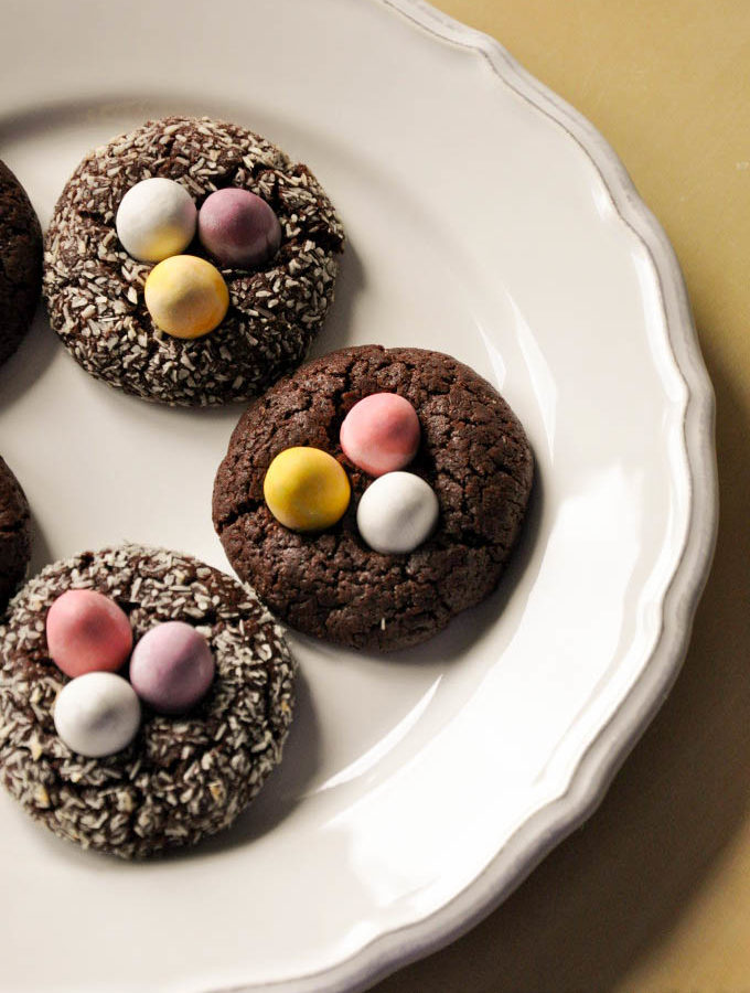 Schokokekse mit pastellfarbenen Ostereiern