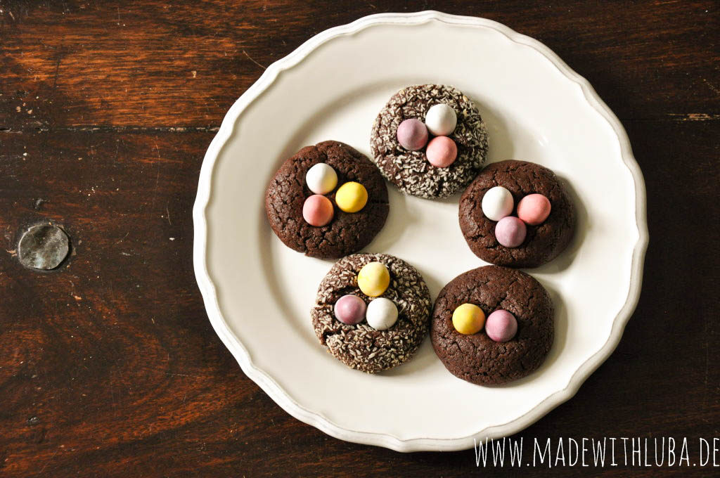 Schokoladige Kekse mit pastellfarbigen Schokoeiern.