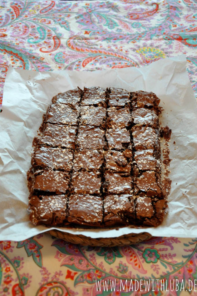 Fertig gebackene Brownies mit Puderzucker