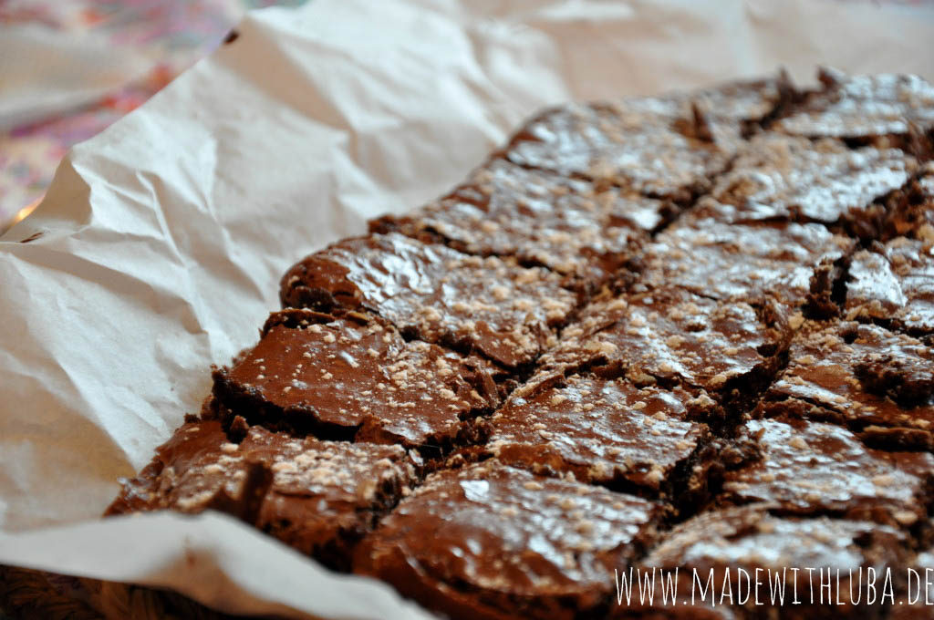 Nahaufnahme von den fertigen Brownies mit Puderzucker