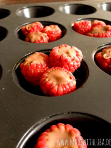 Gefrorene Himbeeren mit Schokolade in einer Mini Muffinform