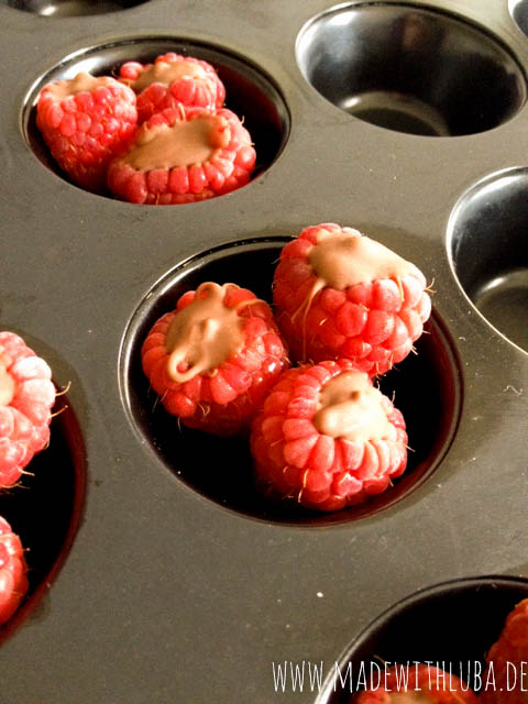 Gefrorene Himbeeren mit Schokolade in einer Mini Muffinform