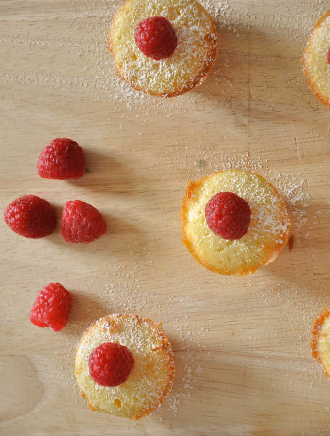 Muffins mit weißer Schokolade und Himbeeren