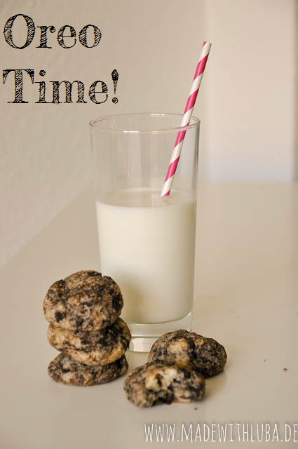 Oreo Kekse mit einem Glas Milch im Hintergrund