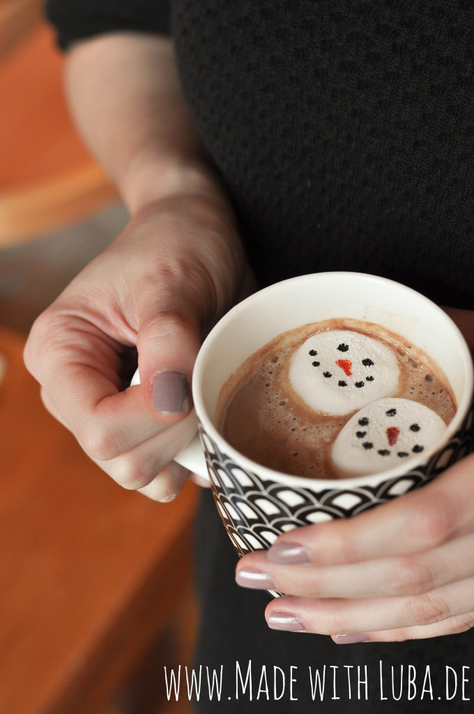 Heiße Schokolade mit Schneemann Marshmallow