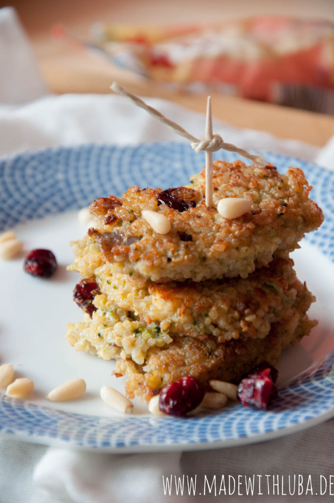 Quinoa Puffer auf einem Teller