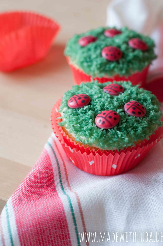 Marienkäfer Cupcakes auf einem Geschirrtuch Nahaufnahme