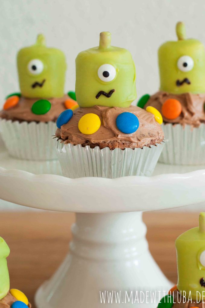 Drei Marshmallow Alien Cupcakes auf einer Etagere