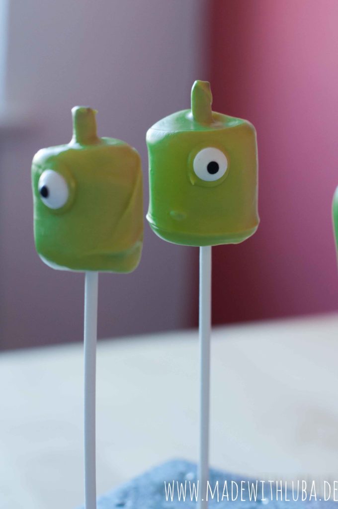 Marshmallow Alien Cake Pops