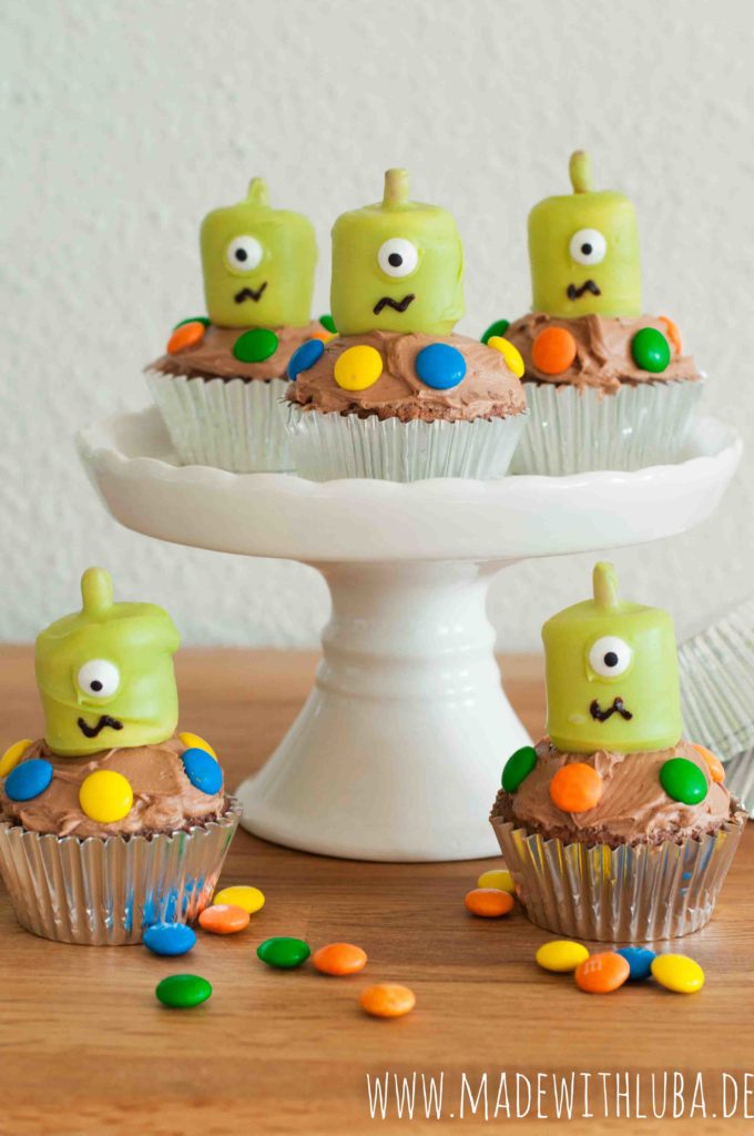 Ganzaufnahme der Alien Cupcakes mit Smarties