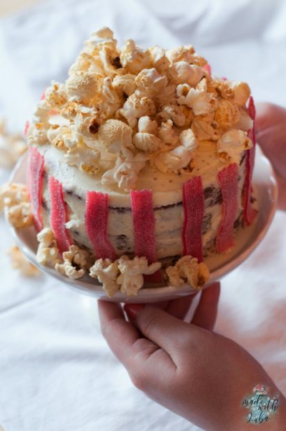 Leckeres Schokotörtchen im Popcornbecherstyle auf einer Etagere