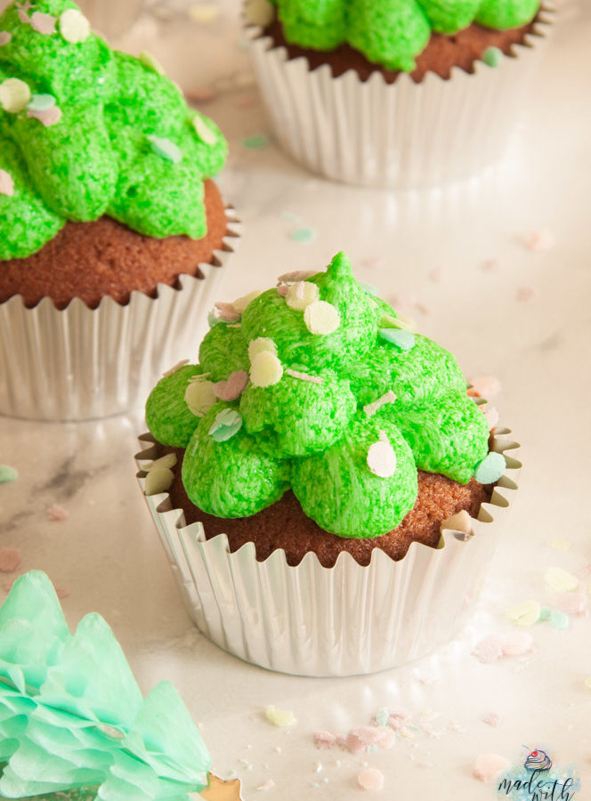 Weihnachtsbaum-Cupcakes mit essbarem Konfetti!