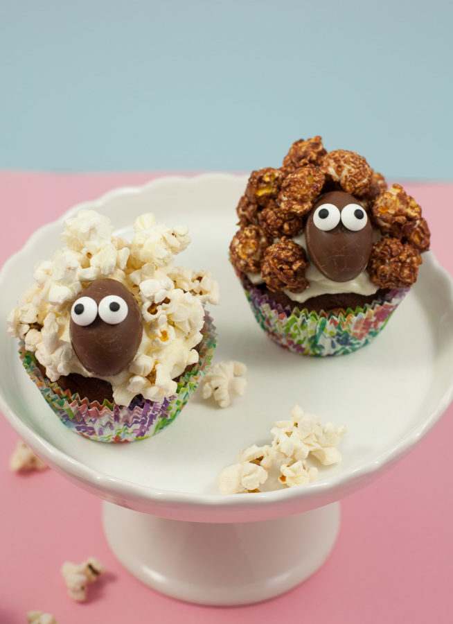 Lustige Schäfchen Cupcakes mit Popcorn zu Ostern