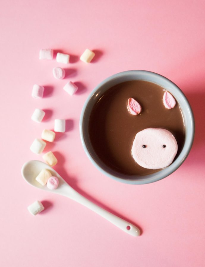Anzeige: Heiße Schokolade mit Marshmallow-Schweinchen – ein köstlicher Trinkgenuss!