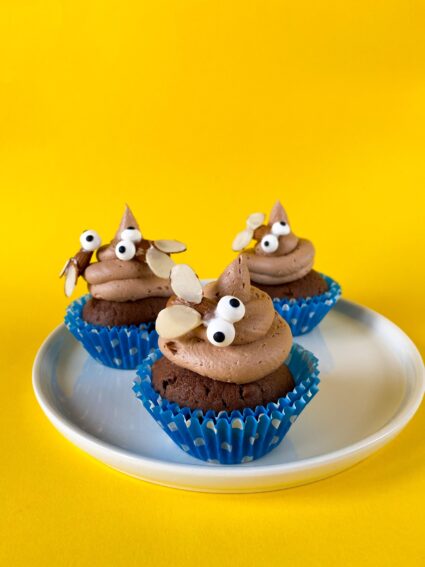 Schoko Kackhaufen Cupcakes mit Fliegen.