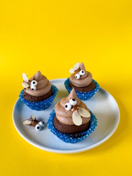 Schoko Kackhaufen Cupcakes mit Fliegen.